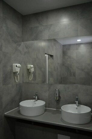 Imagen de la habitación del Hotel Capsule Zodiak. Foto 18