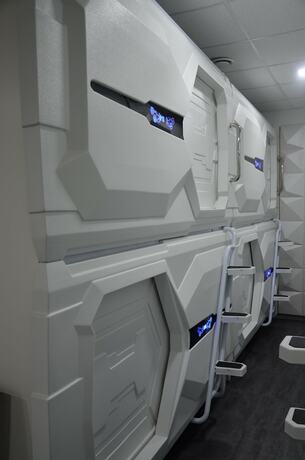 Imagen de la habitación del Hotel Capsule Zodiak. Foto 20