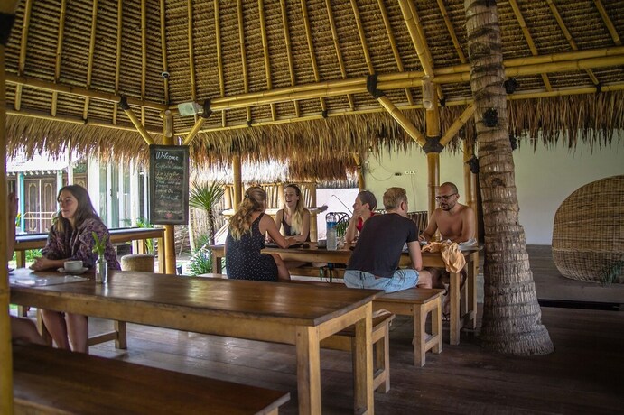 Imagen del bar/restaurante del Hotel Captain Coconuts Gili Air. Foto 15