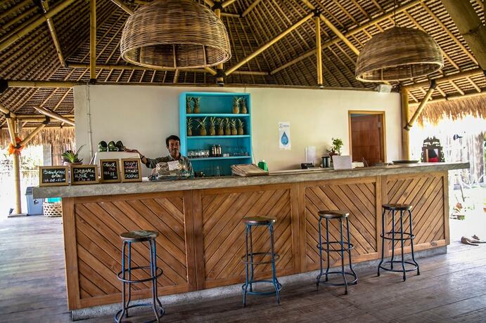 Imagen del bar/restaurante del Hotel Captain Coconuts Gili Air. Foto 16
