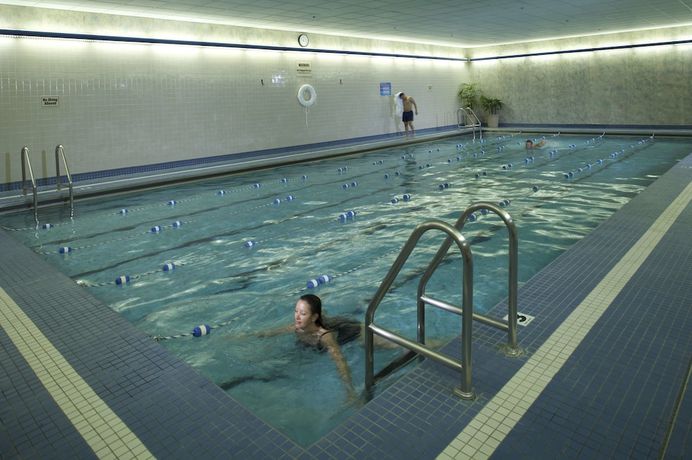 Imagen de la piscina del Hotel Captain Cook, Anchorage. Foto 20