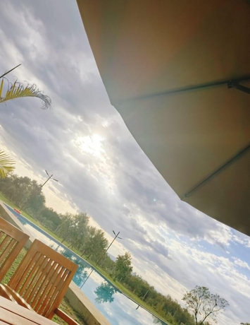 Imagen de la piscina del Hotel Captain James Camp. Foto 16