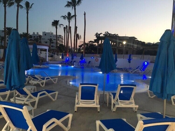 Imagen de la piscina del Hotel Captain Pier. Foto 16