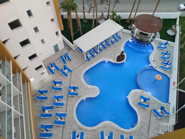 Imagen de la piscina del Hotel Captain Pier. Foto 18
