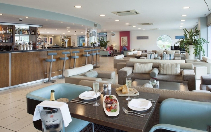 Imagen del bar/restaurante del Hotel Captains Club. Foto 2