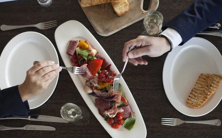 Imagen del bar/restaurante del Hotel Captains Club. Foto 4