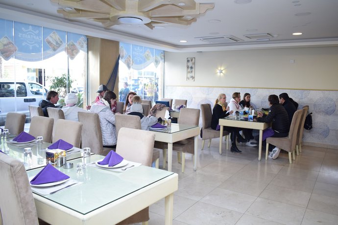 Imagen del bar/restaurante del Hotel Captain's. Foto 3