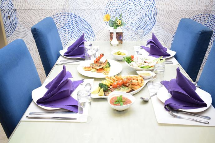 Imagen del bar/restaurante del Hotel Captain's. Foto 7