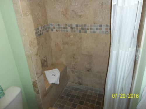 Imagen de la habitación del Hotel Captain's Quarters Inn. Foto 7