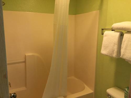 Imagen de la habitación del Hotel Captain's Quarters Inn. Foto 13