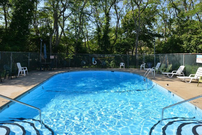Imagen de la piscina del Hotel Captains Quarters Motel And Conference Center. Foto 17
