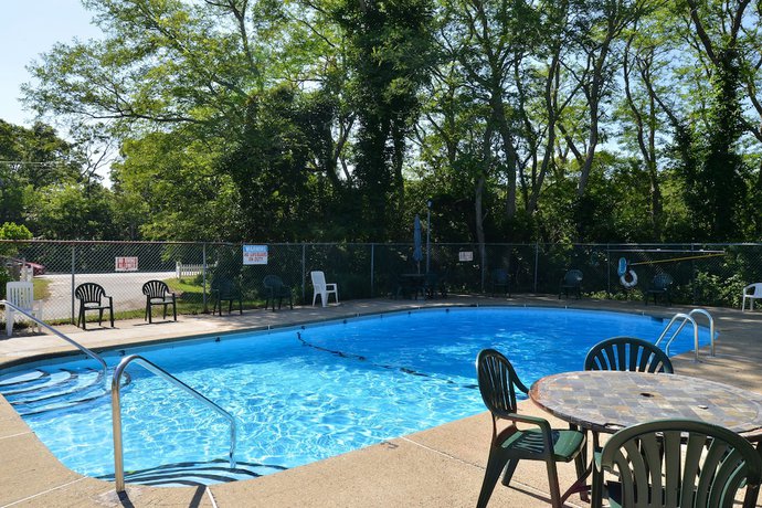 Imagen de la piscina del Hotel Captains Quarters Motel And Conference Center. Foto 18