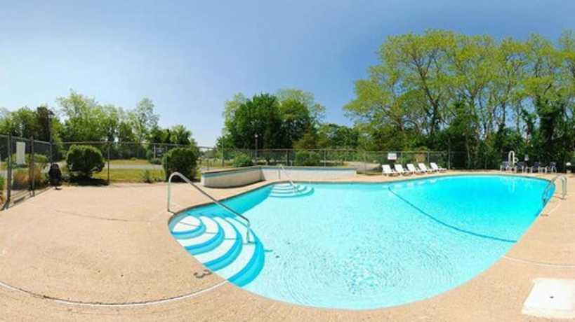Imagen de la piscina del Hotel Captains Quarters Motel And Conference Center. Foto 19
