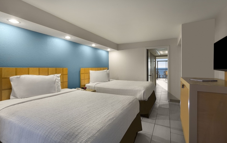 Imagen de la habitación del Hotel Captain\'s Quarters Resort. Foto 13