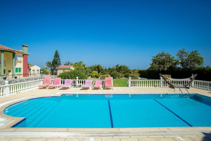 Imagen general del Hotel Captivating 5-bed Villa With Private Pool and Garden. Foto 2