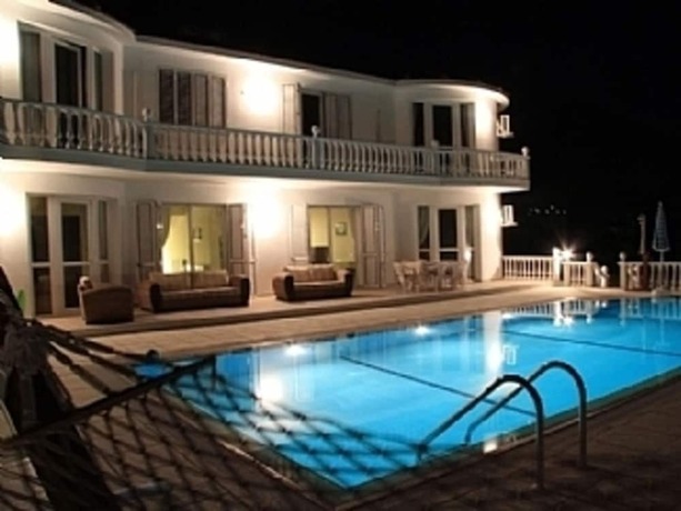 Imagen general del Hotel Captivating 5-bed Villa With Private Pool and Garden. Foto 10