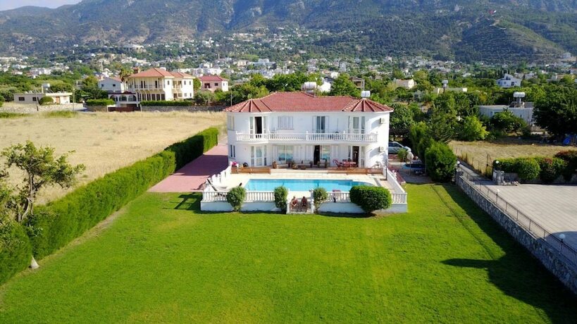 Imagen general del Hotel Captivating 5-bed Villa With Private Pool and Garden. Foto 12