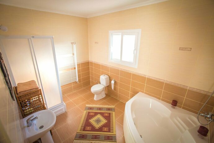 Imagen general del Hotel Captivating 5-bed Villa With Private Pool and Garden. Foto 13