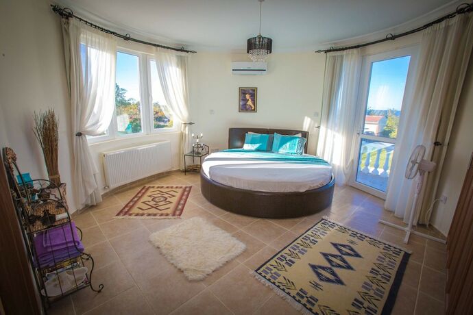 Imagen general del Hotel Captivating 5-bed Villa With Private Pool and Garden. Foto 14
