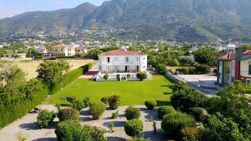 Imagen de la habitación del Hotel Captivating 5-bed Villa With Private Pool and Garden. Foto 20