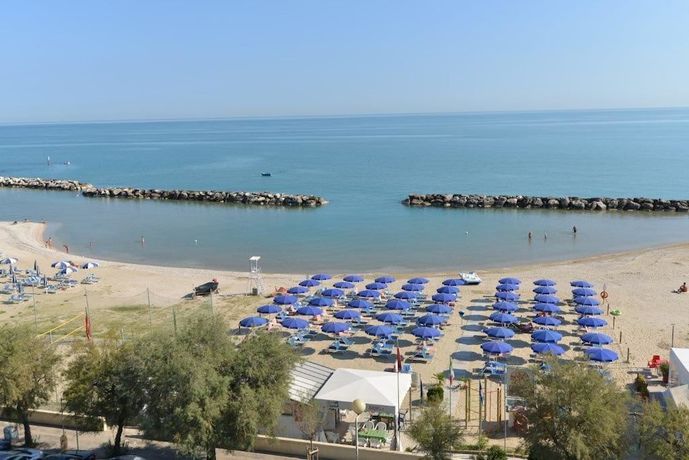 Imagen de los exteriores del Hotel Caraibi, Senigallia. Foto 17