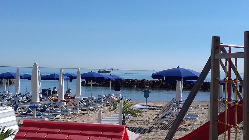 Imagen de los exteriores del Hotel Caraibi, Senigallia. Foto 18