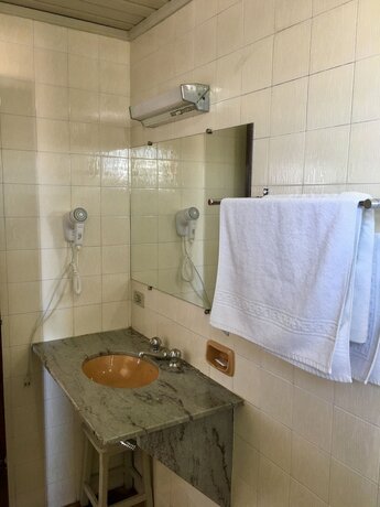 Imagen de la habitación del Hotel Caraj&aacute;s, Varginha. Foto 28