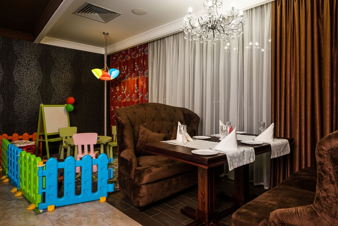 Imagen del bar/restaurante del Hotel Carat. Foto 10