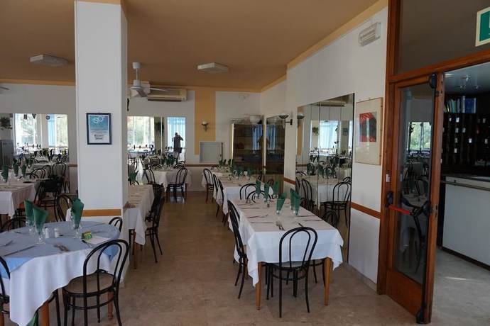 Imagen del bar/restaurante del Hotel Caravan, Pesaro. Foto 5