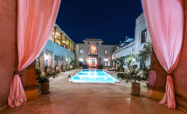 Imagen de la piscina del Hotel Caravan Serai. Foto 7