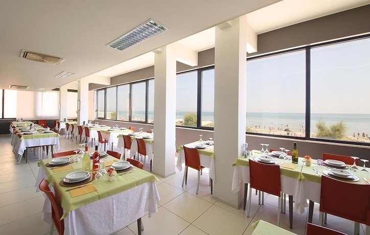 Imagen del bar/restaurante del Hotel Caravel, Fano. Foto 2