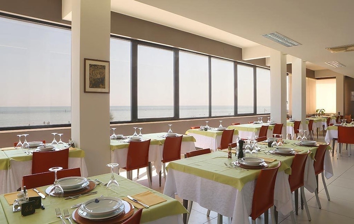 Imagen del bar/restaurante del Hotel Caravel, Fano. Foto 3