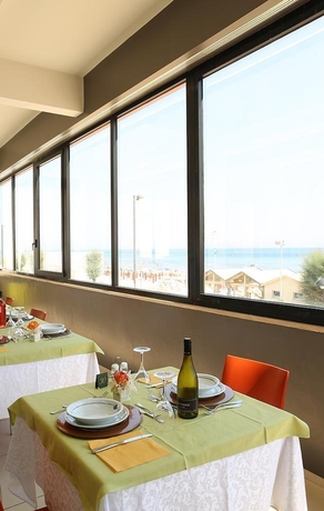 Imagen del bar/restaurante del Hotel Caravel, Fano. Foto 4