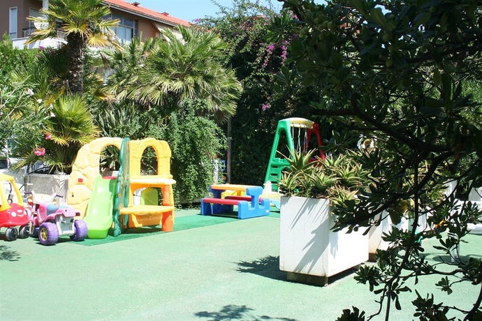 Imagen de los exteriores del Hotel Caravelle, Diano Marina. Foto 9