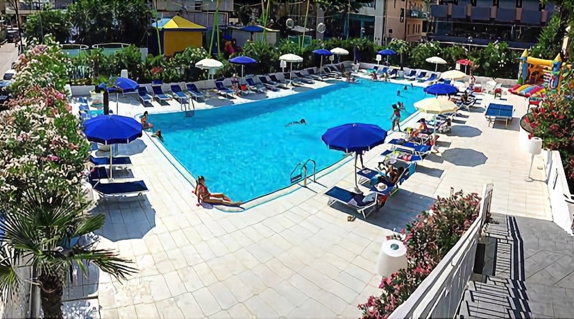 Imagen de la piscina del Hotel Caravelle. Foto 15