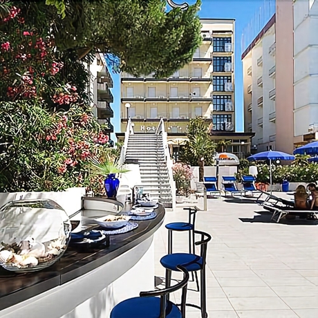 Imagen de la piscina del Hotel Caravelle. Foto 18