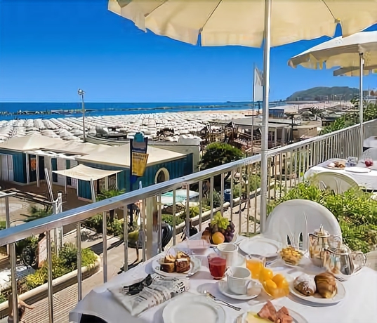 Imagen de los exteriores del Hotel Caravelle. Foto 8