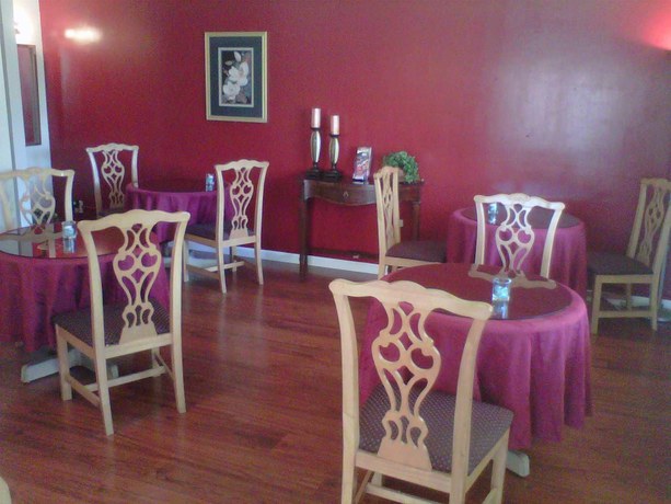 Imagen del bar/restaurante del Hotel Caravelle Inn Extended Stay. Foto 7