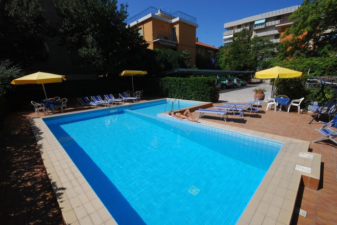 Imagen de la piscina del Hotel Caravelle Pesaro. Foto 17