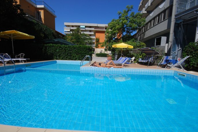 Imagen de la piscina del Hotel Caravelle Pesaro. Foto 18