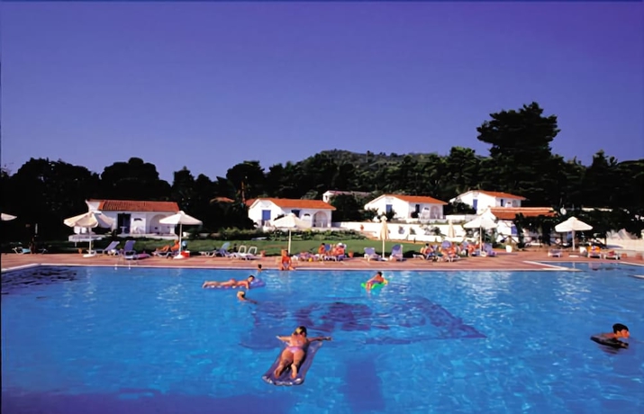 Imagen de la piscina del Hotel Caravos. Foto 15