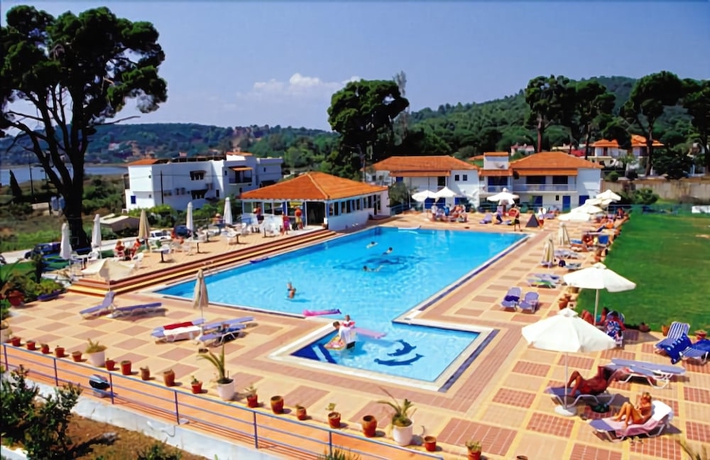 Imagen de la piscina del Hotel Caravos. Foto 16