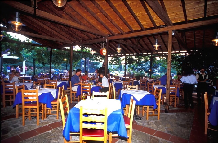 Imagen del bar/restaurante del Hotel Caravos. Foto 2