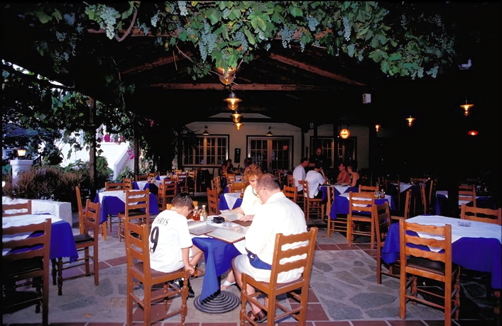 Imagen del bar/restaurante del Hotel Caravos. Foto 3