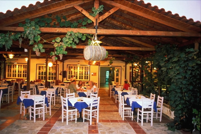 Imagen del bar/restaurante del Hotel Caravos. Foto 5