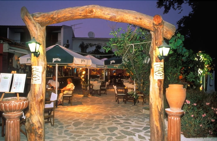 Imagen del bar/restaurante del Hotel Caravos. Foto 7