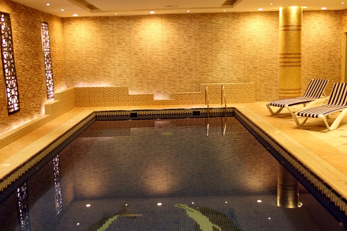 Imagen de la piscina del Hotel Carawan Al Fahd. Foto 16