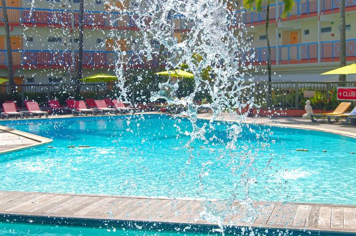 Imagen de la piscina del Hotel Carayou H&ocirc;tel And Spa. Foto 16