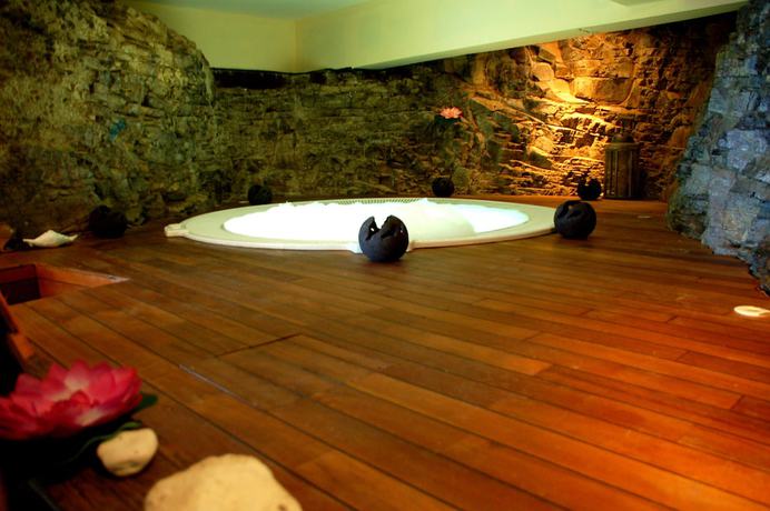 Imagen de la piscina del Hotel Carayou H&ocirc;tel And Spa. Foto 20