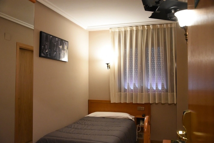 Imagen de la habitación del Hotel Carbayón. Foto 4